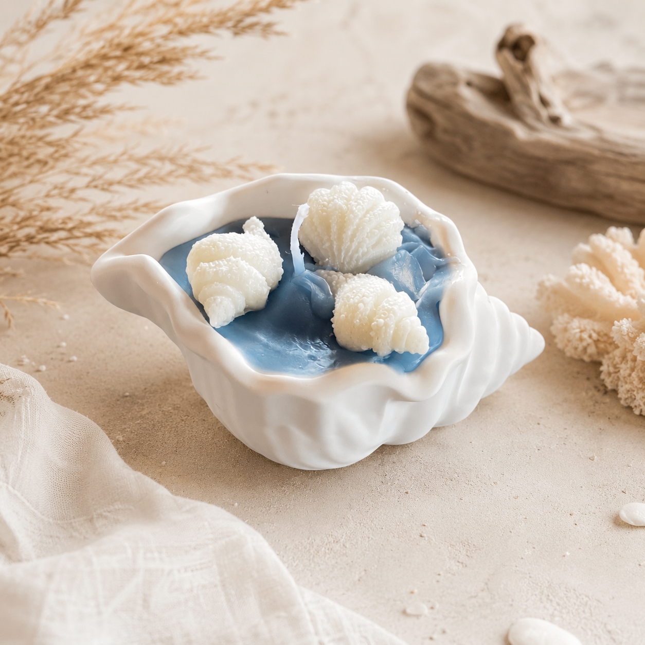 Muschelkerze in Muschelschale mit Muscheln aus Wachs | Maritime Deko & Geschenkidee