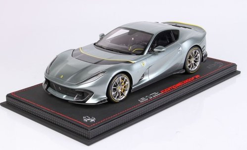 Ferrari 812 Competizione 2021 grigio COBURN con striscia orizzontale giallo FLY
