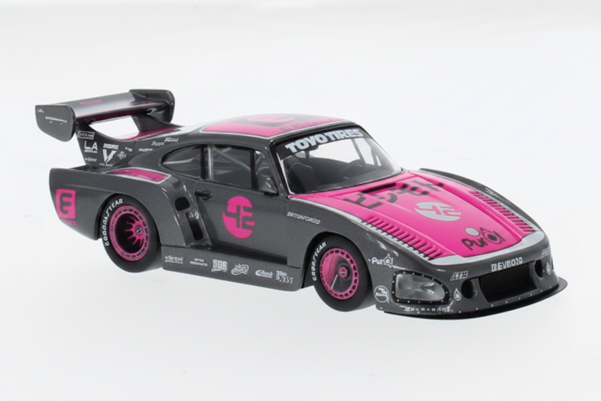 Porsche 935 K3V #42 Toyo Tires, graumetallic/rosa/silber
