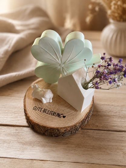 Glücksbringer zur Genesung, Kleeblatt, Frosch und Vase auf Holzscheibe - personalisierbar