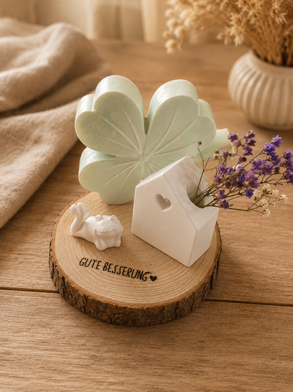 Glücksbringer zur Genesung, Kleeblatt, Frosch und Vase auf Holzscheibe - personalisierbar