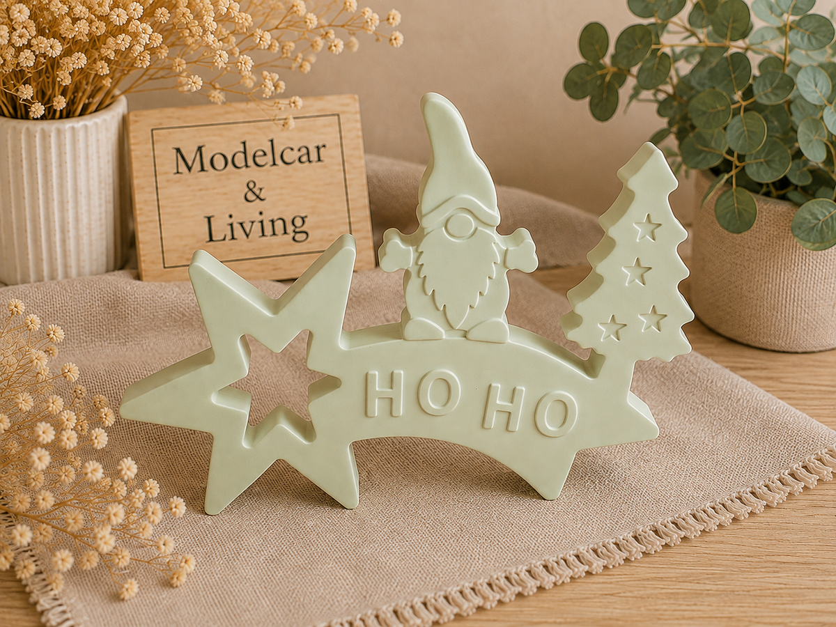 Weihnachtsaufsteller HO HO mit Wichtel, Stern & Tannenbaum – Wunschfarbe