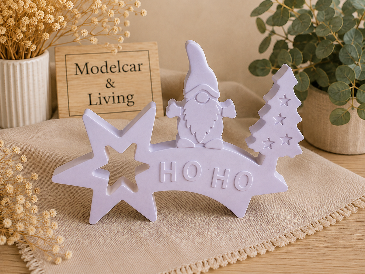 Weihnachtsaufsteller HO HO mit Wichtel, Stern & Tannenbaum – Wunschfarbe