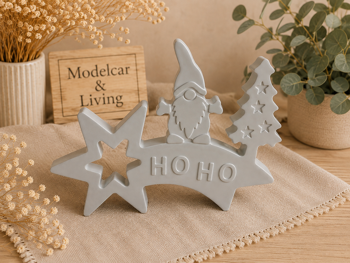 Weihnachtsaufsteller HO HO mit Wichtel, Stern & Tannenbaum – Wunschfarbe