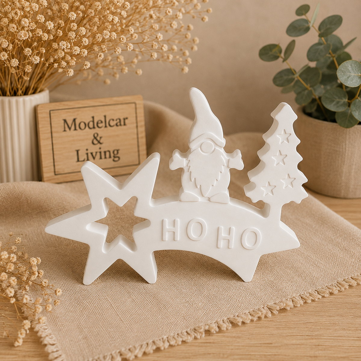 Weihnachtsaufsteller HO HO mit Wichtel, Stern & Tannenbaum – Wunschfarbe