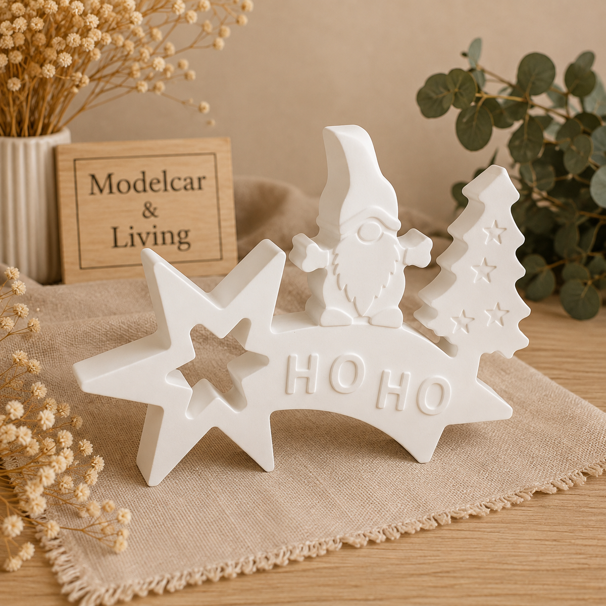 Weihnachtsaufsteller HO HO mit Wichtel, Stern & Tannenbaum – Wunschfarbe