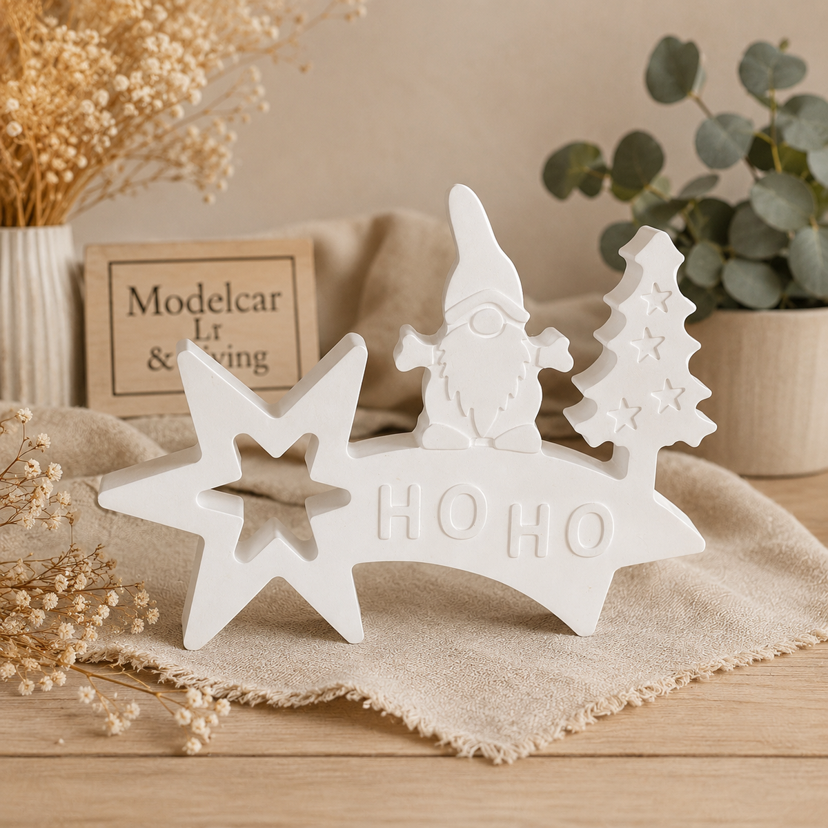 Weihnachtsaufsteller HO HO mit Wichtel, Stern & Tannenbaum – Wunschfarbe