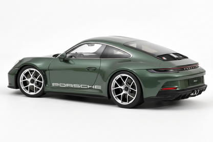 Porsche 911 S/T 2023 Malachite Green Metallic