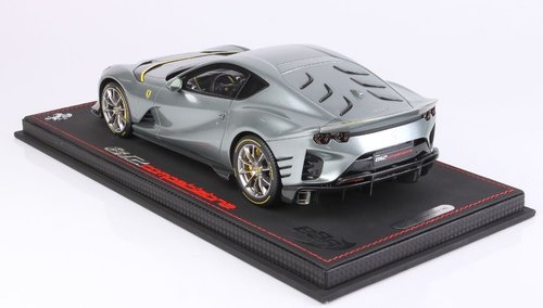 Ferrari 812 Competizione 2021 grigio COBURN con striscia orizzontale giallo FLY