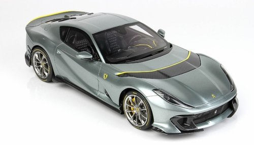 Ferrari 812 Competizione 2021 grigio COBURN con striscia orizzontale giallo FLY