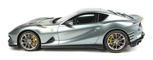 Ferrari 812 Competizione 2021 grigio COBURN con striscia orizzontale giallo FLY