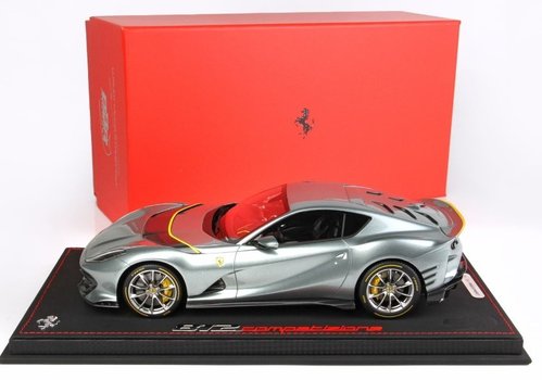 Ferrari 812 Competizione 2021 grigio COBURN con striscia orizzontale giallo FLY